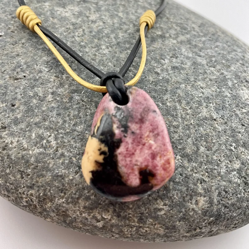 Seelenfeuer – Rhodonit zwischen Gold & tiefem Schwarz