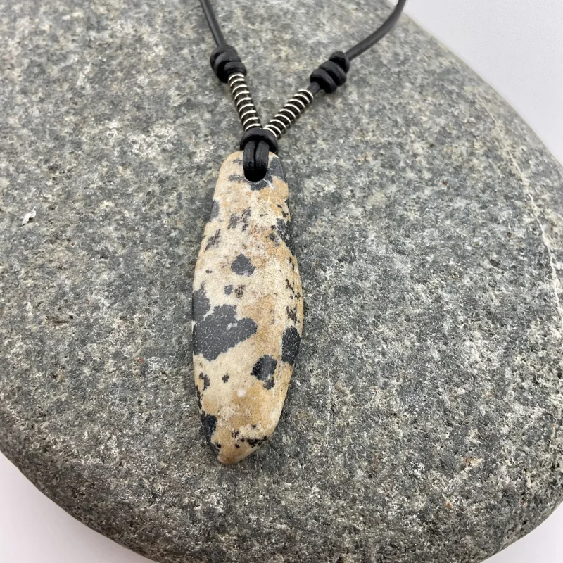 Spuren der Wildnis – Dalmatiner Jaspis in Schwarz & Beige