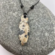 Spuren der Wildnis – Dalmatiner Jaspis in Schwarz & Beige