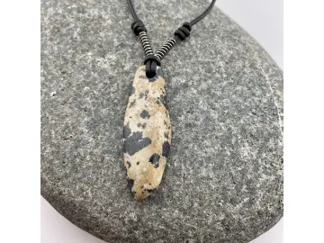 Spuren der Wildnis – Dalmatiner Jaspis in Schwarz & Beige