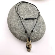 Spuren der Wildnis – Dalmatiner Jaspis in Schwarz & Beige