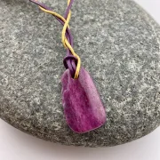Glut der Seele – Rubin mit Lederband Aubergine & Gold