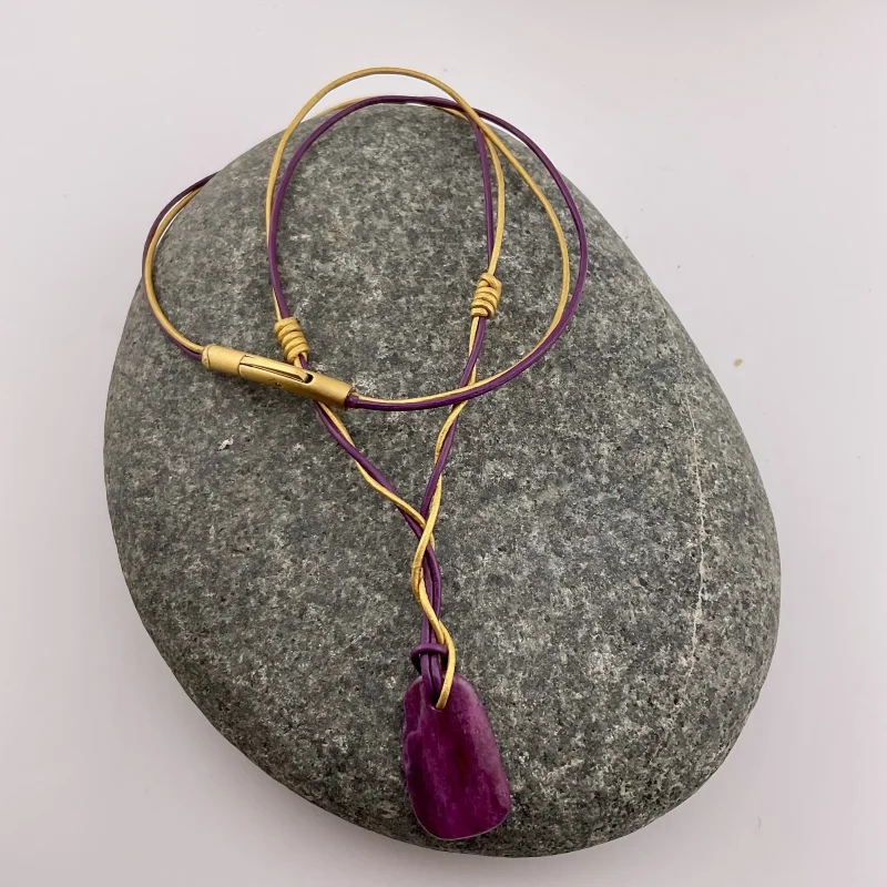 Glut der Seele – Rubin mit Lederband Aubergine & Gold