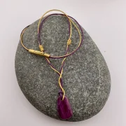 Glut der Seele – Rubin mit Lederband Aubergine & Gold