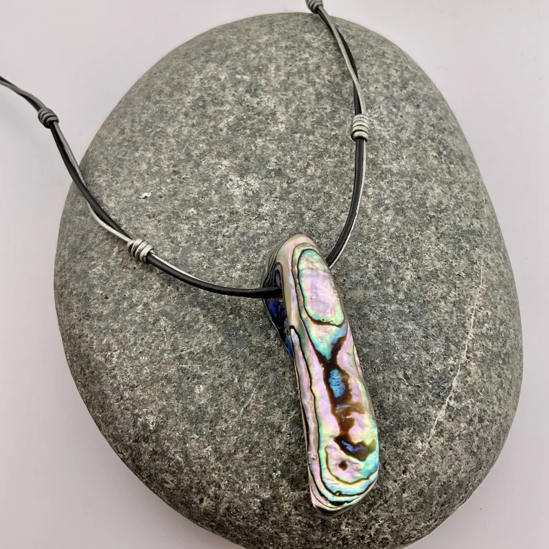 Seelenlicht des Ozeans – schimmernde Abalone mit Lederband in Schwarz & Silber