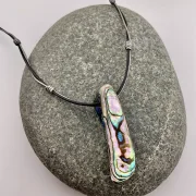 Seelenlicht des Ozeans – schimmernde Abalone mit Lederband in Schwarz & Silber