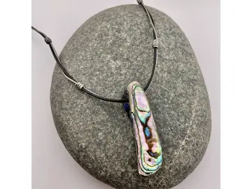 Seelenlicht des Ozeans – schimmernde Abalone mit Lederband in Schwarz & Silber