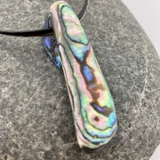 Seelenlicht des Ozeans – schimmernde Abalone mit Lederband in Schwarz & Silber
