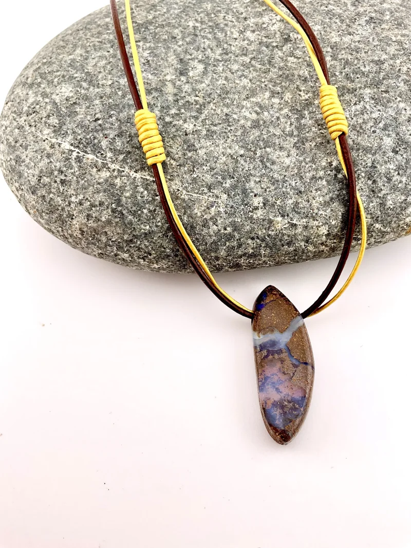 Magisches Farbspiel in Braun, Gold und Blau – Damenkette mit Boulder Opal