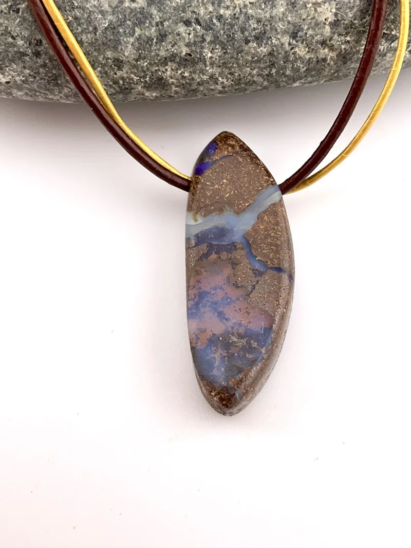 Magisches Farbspiel in Braun, Gold und Blau – Damenkette mit Boulder Opal
