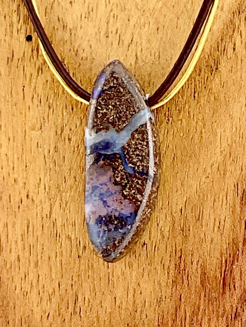 Magisches Farbspiel in Braun, Gold und Blau – Damenkette mit Boulder Opal
