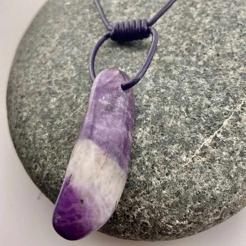 Chevron-Amethyst Halskette – Natürliche Schönheit mit besonderem Charme