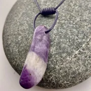 Chevron-Amethyst Halskette – Natürliche Schönheit mit besonderem Charme