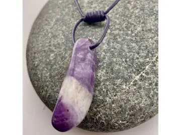 Chevron-Amethyst Halskette – Natürliche Schönheit mit besonderem Charme