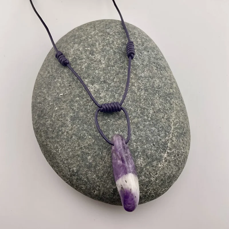 Chevron-Amethyst Halskette – Natürliche Schönheit mit besonderem Charme