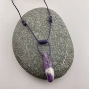 Chevron-Amethyst Halskette – Natürliche Schönheit mit besonderem Charme