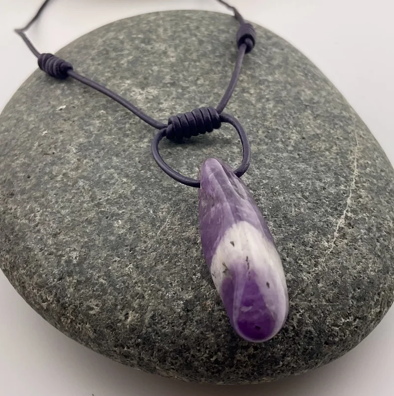 Chevron-Amethyst Halskette – Natürliche Schönheit mit besonderem Charme