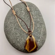 Outback-Jaspis Halskette mit doppeltem Lederband – Handgefertigter Edelsteinschmuck mit Kipphebelverschluss, 52 cm