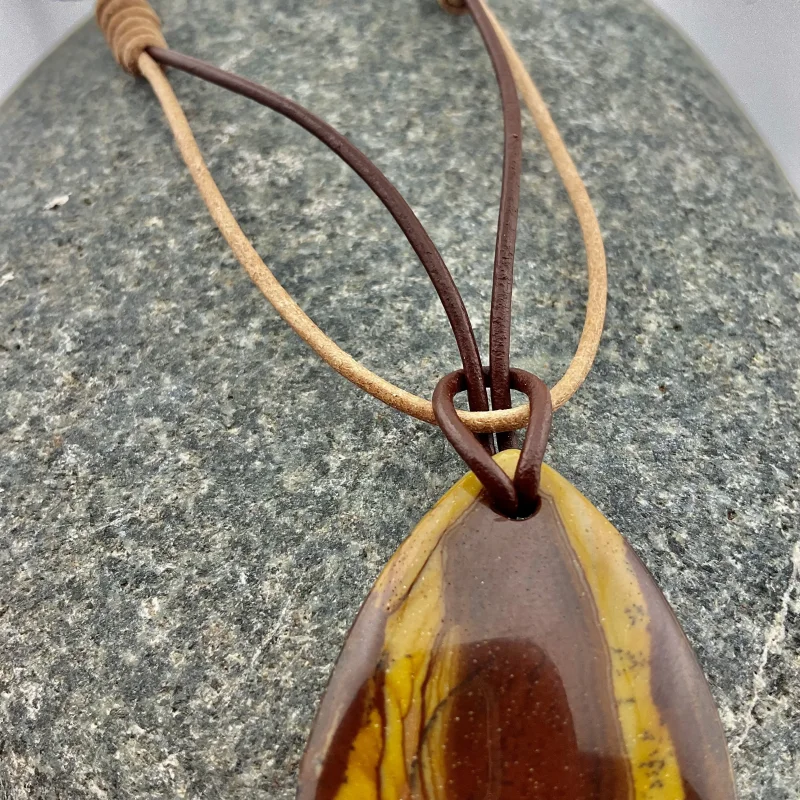 Outback-Jaspis Halskette mit doppeltem Lederband – Handgefertigter Edelsteinschmuck mit Kipphebelverschluss, 52 cm