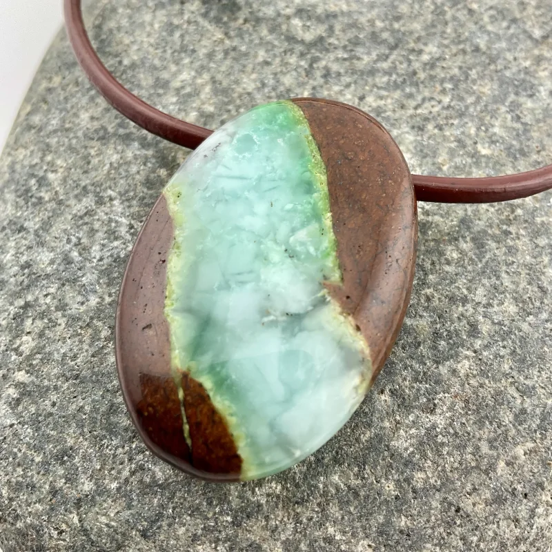 Chrysopras – Naturkunst in Grün & Braun