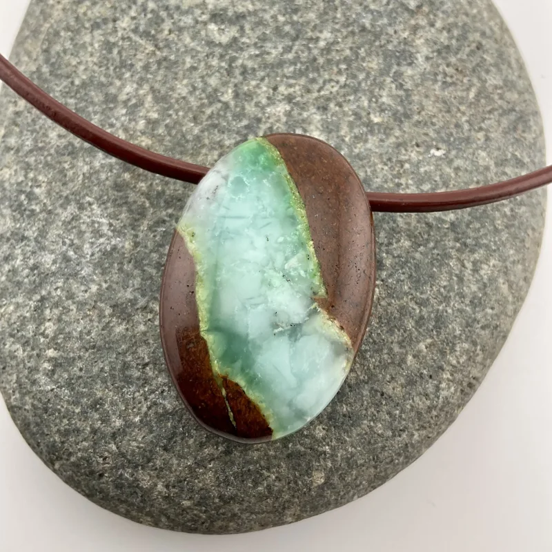 Chrysopras – Naturkunst in Grün & Braun