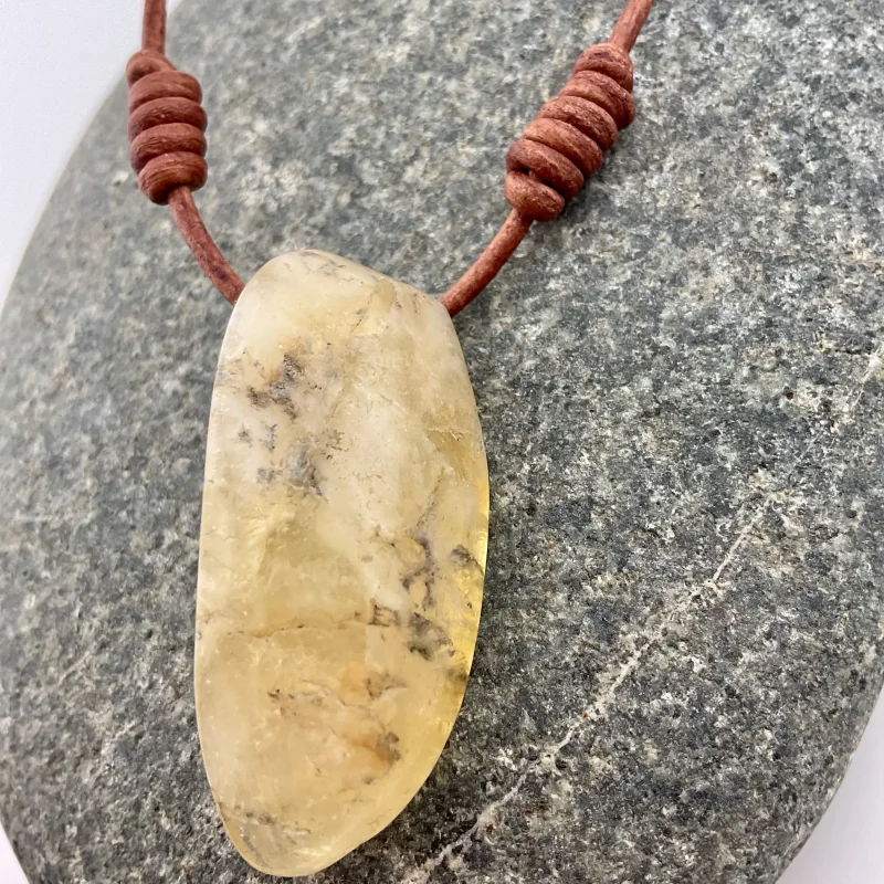 Elegante Halskette mit gelbem Opal – antikbraunes Rundleder & schwarzer Kipphebelverschluss