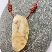 Elegante Halskette mit gelbem Opal – antikbraunes Rundleder & schwarzer Kipphebelverschluss