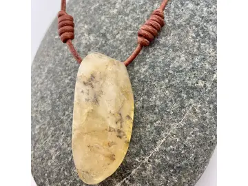 Elegante Halskette mit gelbem Opal – antikbraunes Rundleder & schwarzer Kipphebelverschluss