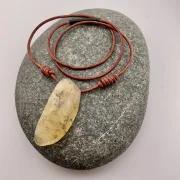 Elegante Halskette mit gelbem Opal – antikbraunes Rundleder & schwarzer Kipphebelverschluss