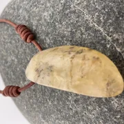 Elegante Halskette mit gelbem Opal – antikbraunes Rundleder & schwarzer Kipphebelverschluss