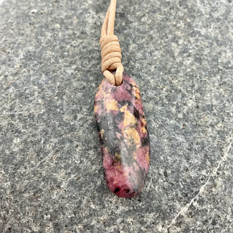 Erdenfeuer – handgefertigte Rhodonit-Kette mit Naturleder