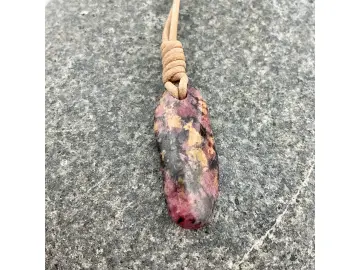 Erdenfeuer – handgefertigte Rhodonit-Kette mit Naturleder