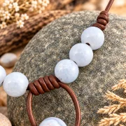 Sanfte Eleganz – Chalcedon in Leder | 47 cm